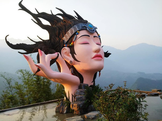 Bức tượng này nằm ở Lầu Vọng Cảnh - quán cà phê nằm tách biệt trên 1 quả đồi giữa thị trấn Sapa và bản Cát Cát.