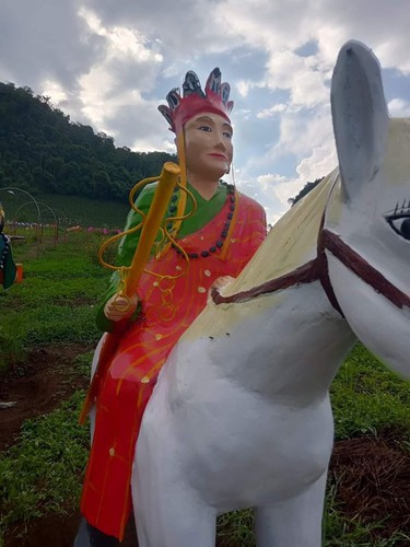 Theo nhiều người nhận xét, tượng 4 thầy trò Đường Tăng được làm khá thô, không chi tiết và “lỗi” so với bản gốc. Có bức của Trư Bát Giới còn bị nứt một mảnh ở bụng.