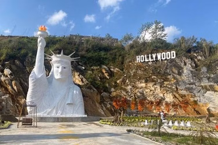 Nhiều cư dân mạng đã nổ ra tranh cãi vì bức tượng thiếu tính tẩm mỹ và được coi là “bản sao chép cẩu thả”.