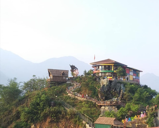 Bức tượng lần này được đánh giá cao hơn về “nhan sắc”, tuy vậy nhìn từ xa thì chiếc đầu người cũng làm du khách hơi sợ sệt. Ảnh: Tổng hợp