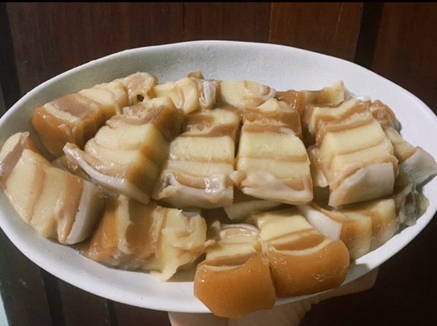 Thay vì làm bánh da lợn màu xanh lá và màu vàng như truyền thống, cô gái đã thay màu xanh bằng màu nâu cà phê sữa có nét na ná giống màu thớ thịt kho. Ảnh: Nguyễn Hưng