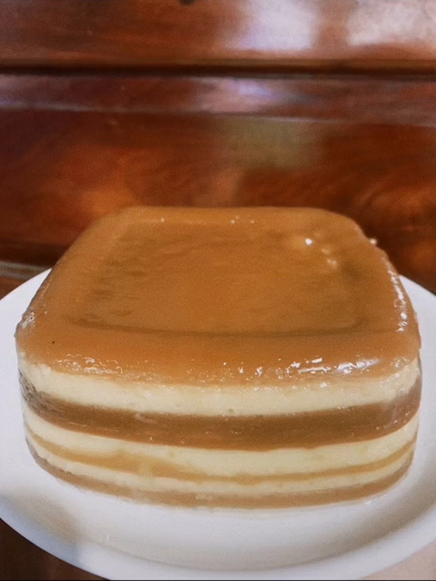 Thảm họa bánh da lợn này đã khiến cư dân mạng một phen dở khóc dở cười, cô gái cũng được phong cho cái tên "thánh tạo hình": "Ôi nhìn cứ như một đĩa thịt kho tàu ngấm đẫm vị", "Nếu không đọc caption tưởng thịt kho thật",...Ảnh: Nguyễn Hưng