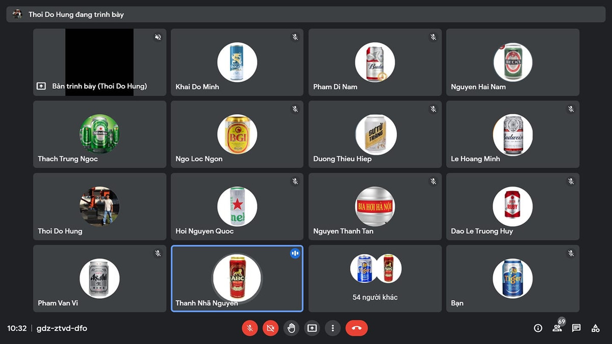 Khi bạn thèm bia nhưng bạn vẫn phải học online, và kết quả là ai cũng biến thành những chai bia trên màn hình. Ảnh: Quốc Hội