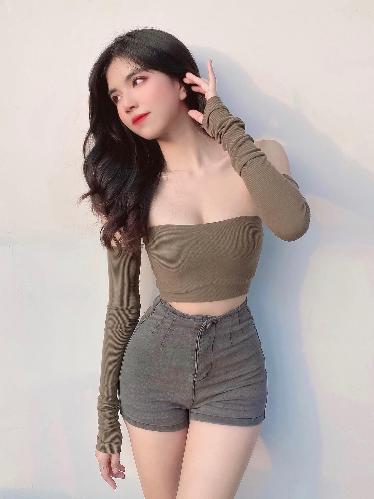 Bên cạnh đó, Mai Dora còn có cả vóc dáng nóng bỏng, quyến rũ mê người với 3 vòng siêu chuẩn.