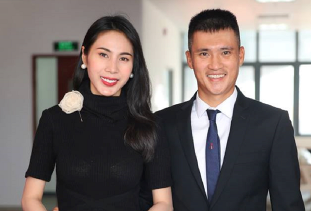 Trước đó, vợ chồng Công Vinh - Thuỷ Tiên từng gây tranh cãi không ít về những phát ngôn của mình. Vào chuyến từ thiện năm ngoái, Công Vinh cũng đăng bài cho biết vợ chồng anh đã phải bỏ ra 3 tỷ 690 triệu đồng cho hành trình đó. Đáng chú ý không kém là bình luận của ông xã Thủy Tiên dưới bài đăng.