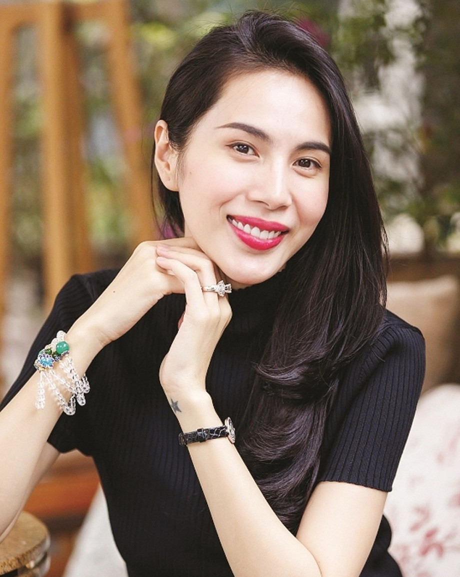 Giữa lúc lùm xùm từ thiện của Thủy Tiên vẫn đang nóng hổi, cộng đồng mạng mới đây bất ngờ truyền tay nhau đoạn clip Công Vinh từng nhận vợ là người không bao giờ nhận sai.