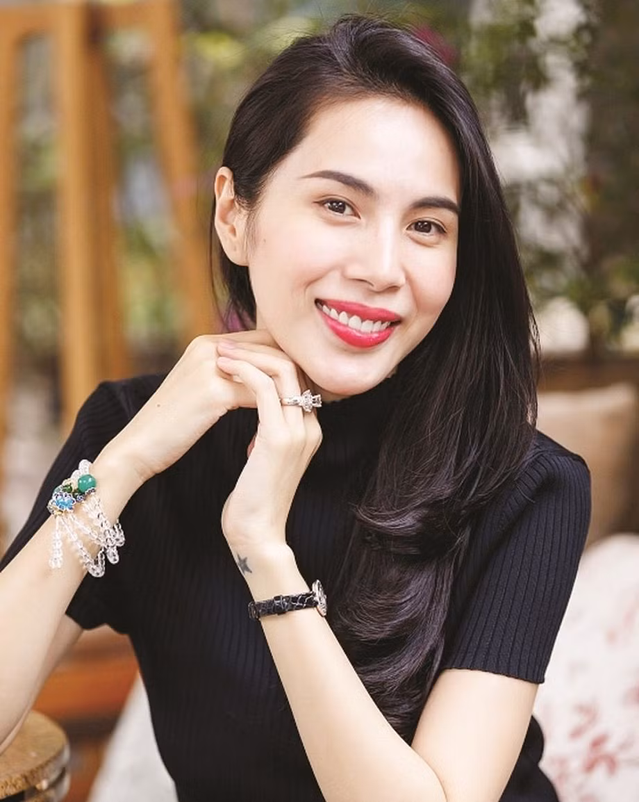 Giữa lúc lùm xùm từ thiện của Thủy Tiên vẫn đang nóng hổi, cộng đồng mạng mới đây bất ngờ truyền tay nhau đoạn clip Công Vinh từng nhận vợ là người không bao giờ nhận sai.