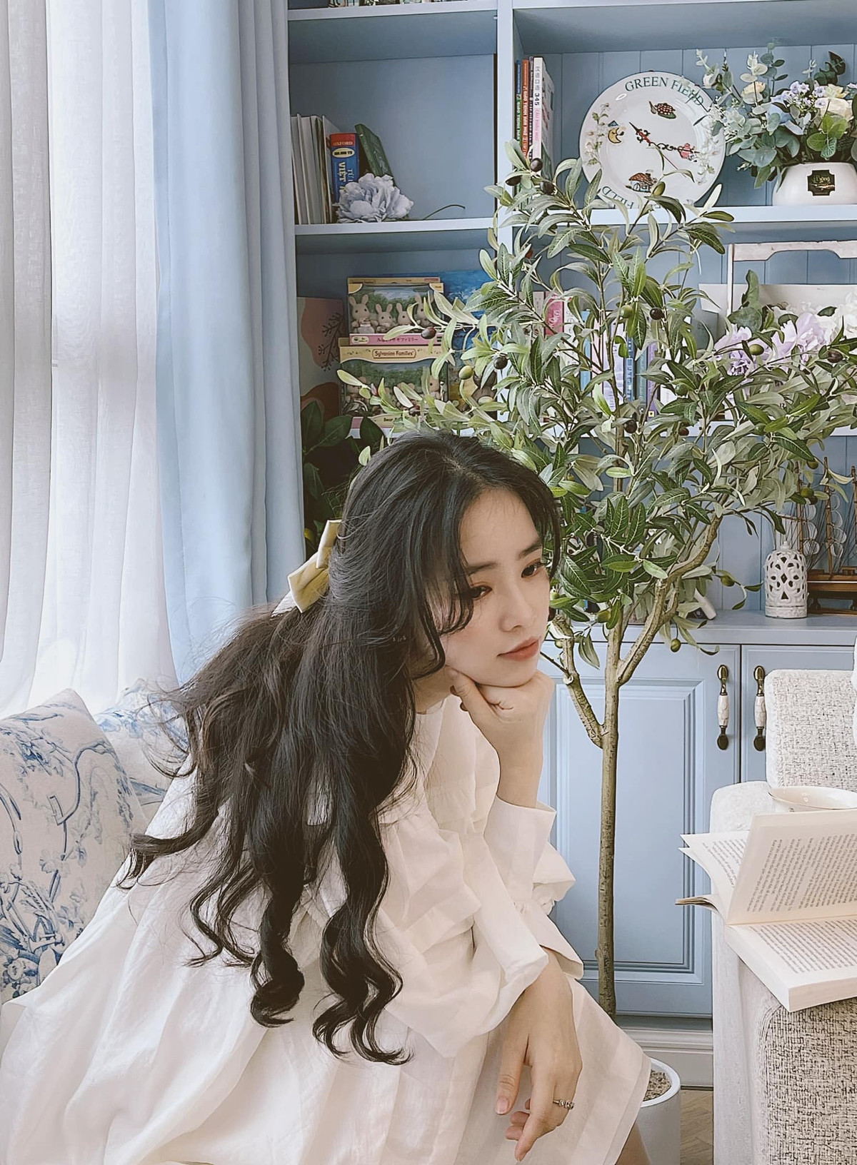 Mặc dù đã ngoài 30 tuổi nhưng Thuý Hằng lại sở hữu gương mặt trẻ trung, xinh đẹp và vóc dáng chuẩn không khác gì gái xinh nào trên MXH hiện nay.