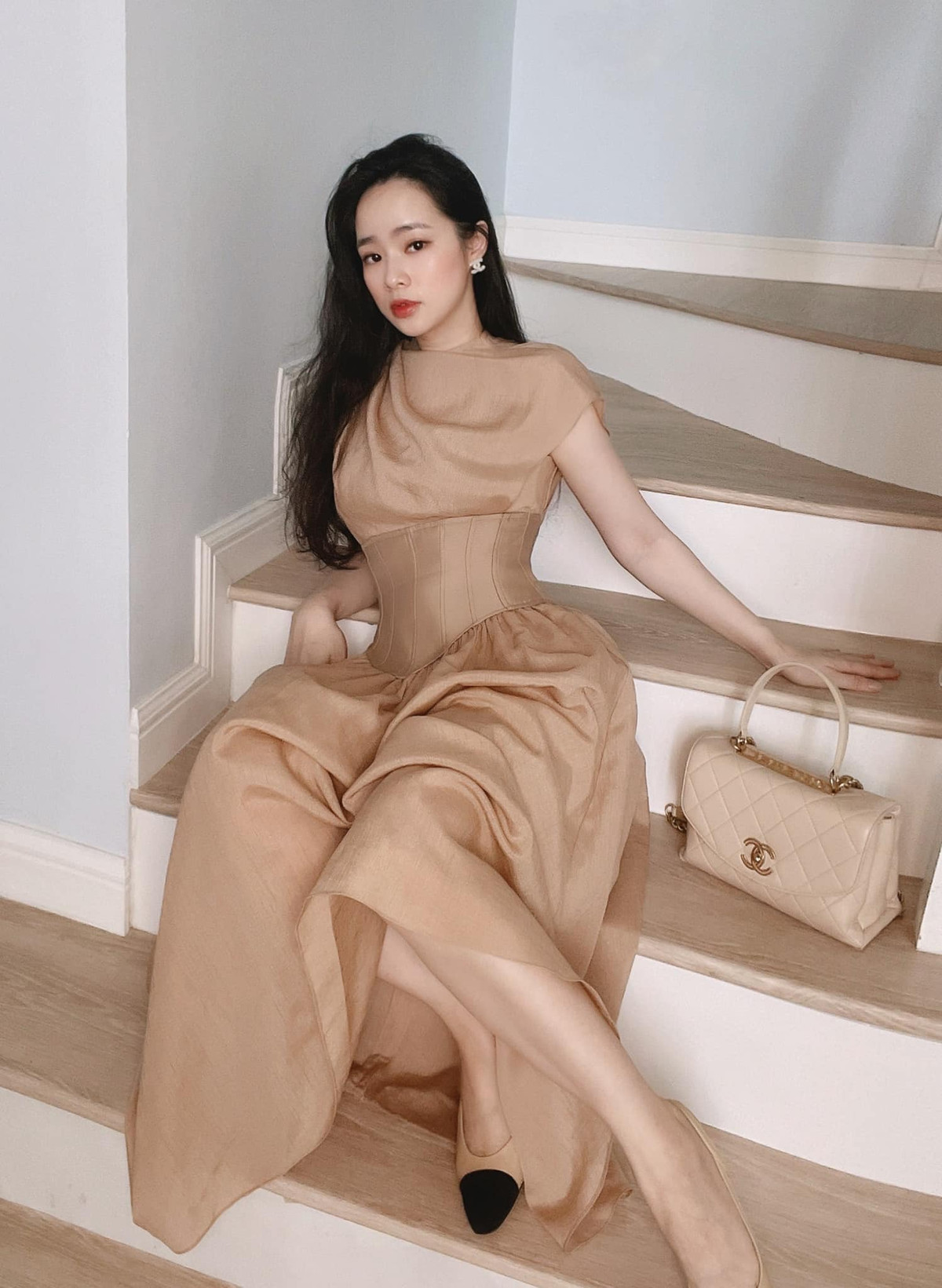 Theo tìm hiểu, bà xã của CEO Luxstay sinh năm 1988, hiện đang làm kinh doanh.