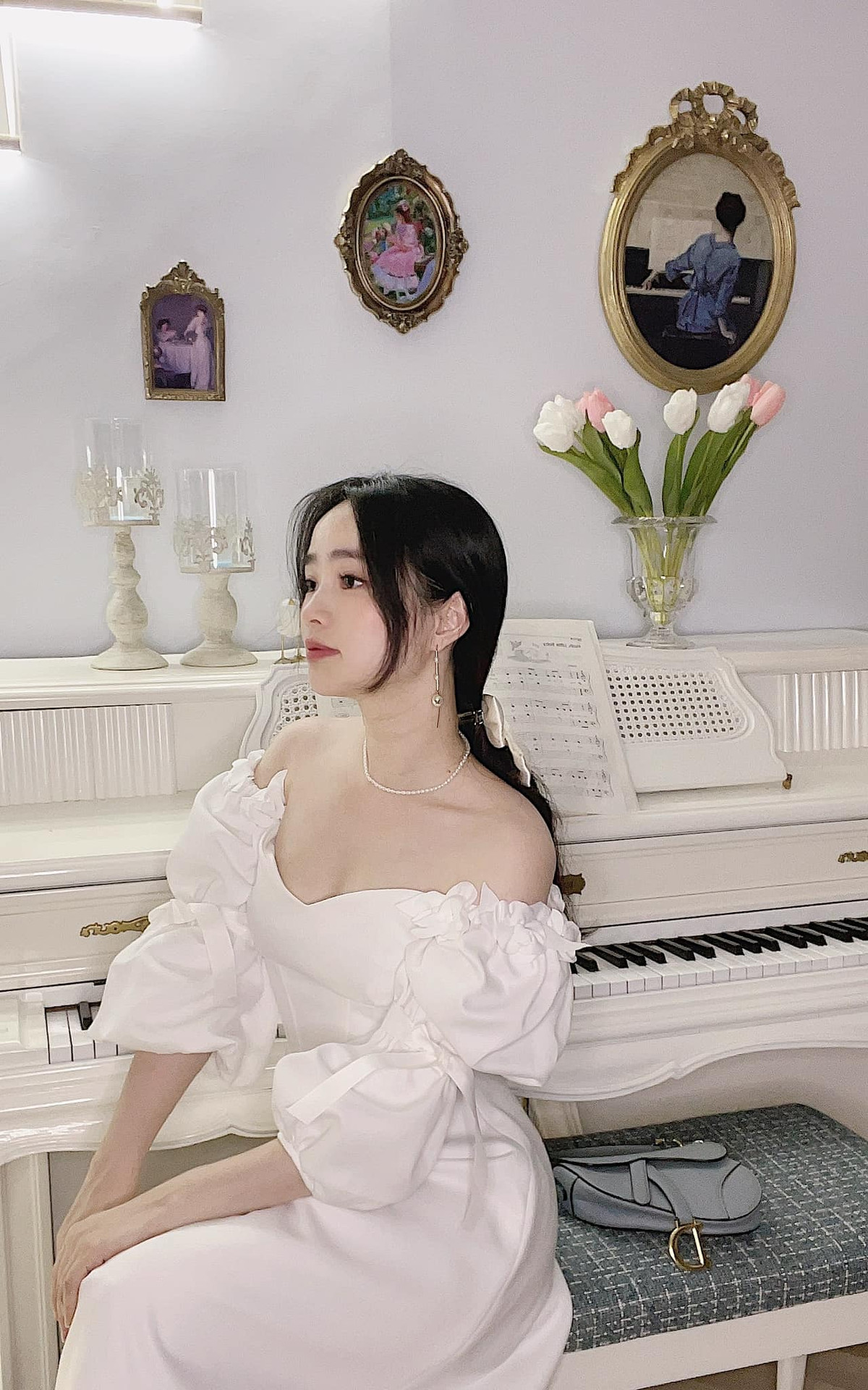 Mặc dù bận rộn với công việc và chăm sóc con cái nhưng không lúc nào chị Hằng bỏ bê bản thân. Được biết, hot mom này đã dành ra 1 tiếng tập gym tại gia để cơ thể dẻo dai, khỏe mạnh.