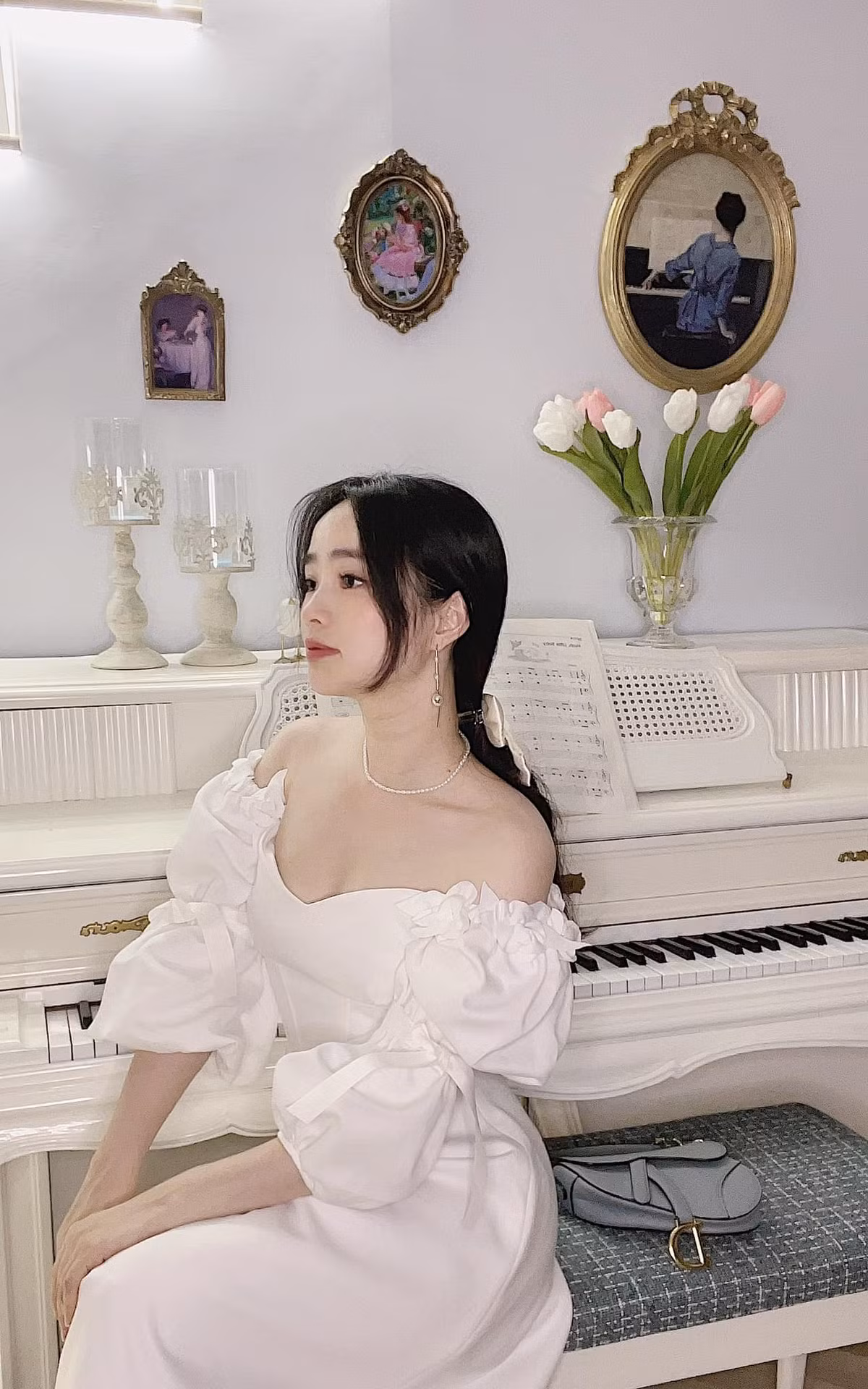 Mặc dù bận rộn với công việc và chăm sóc con cái nhưng không lúc nào chị Hằng bỏ bê bản thân. Được biết, hot mom này đã dành ra 1 tiếng tập gym tại gia để cơ thể dẻo dai, khỏe mạnh.