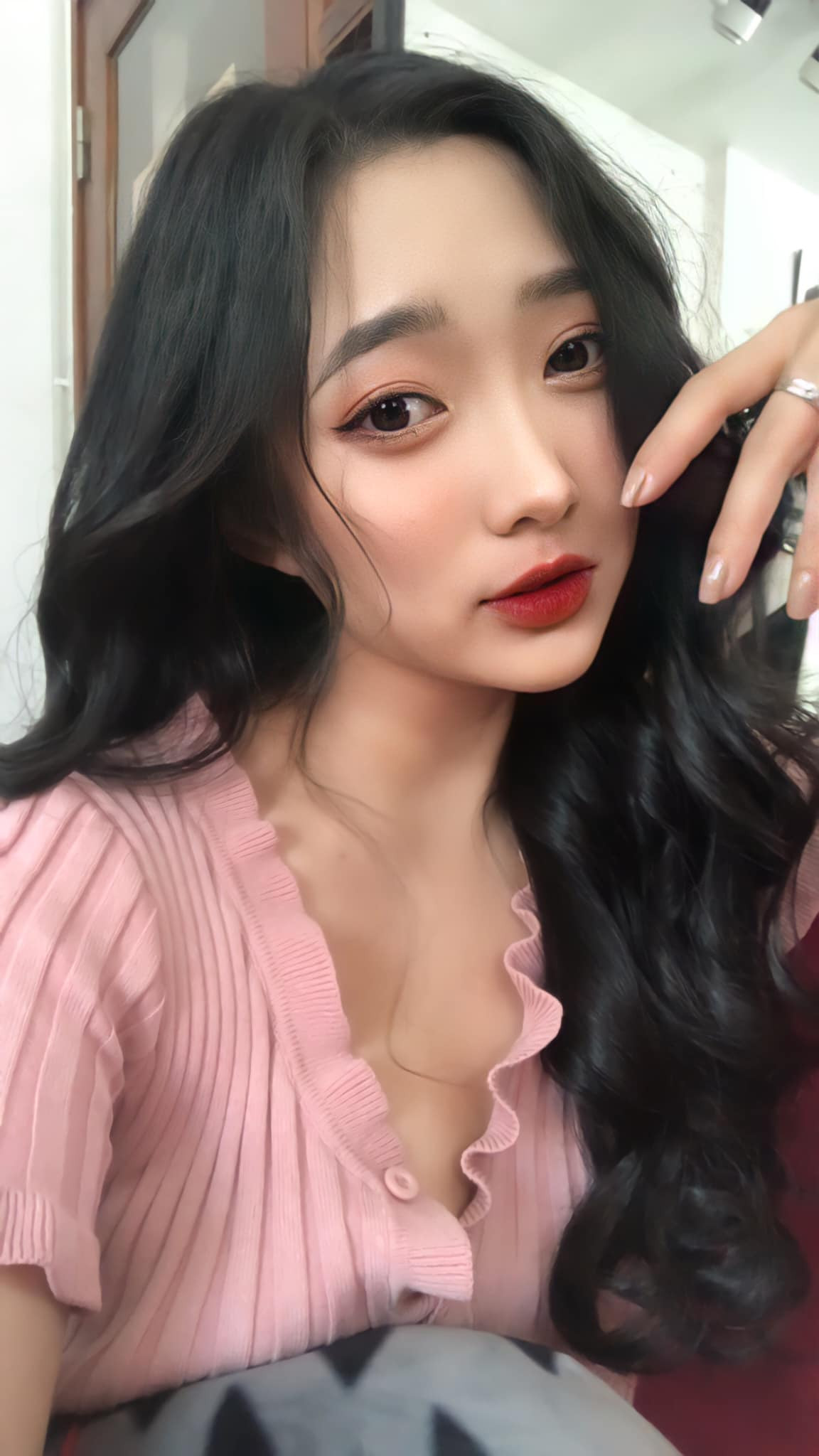 Cô giáo hot girl này từng là sinh viên chuyên ngành Sư phạm Toán của trường Đại học Thủ đô Hà Nội. Năm 2017, cô nàng ra trường với tấm bằng loại giỏi, điểm tốt nghiệp là 3.3/4.