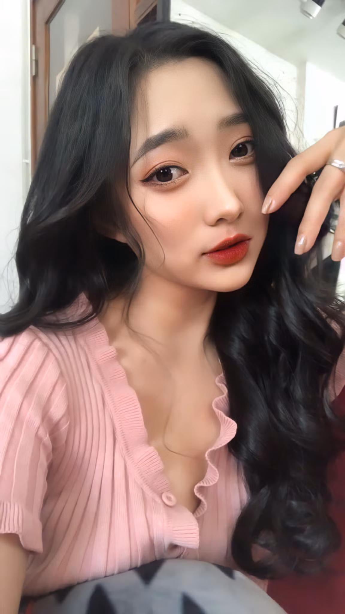 Cô giáo hot girl này từng là sinh viên chuyên ngành Sư phạm Toán của trường Đại học Thủ đô Hà Nội. Năm 2017, cô nàng ra trường với tấm bằng loại giỏi, điểm tốt nghiệp là 3.3/4.