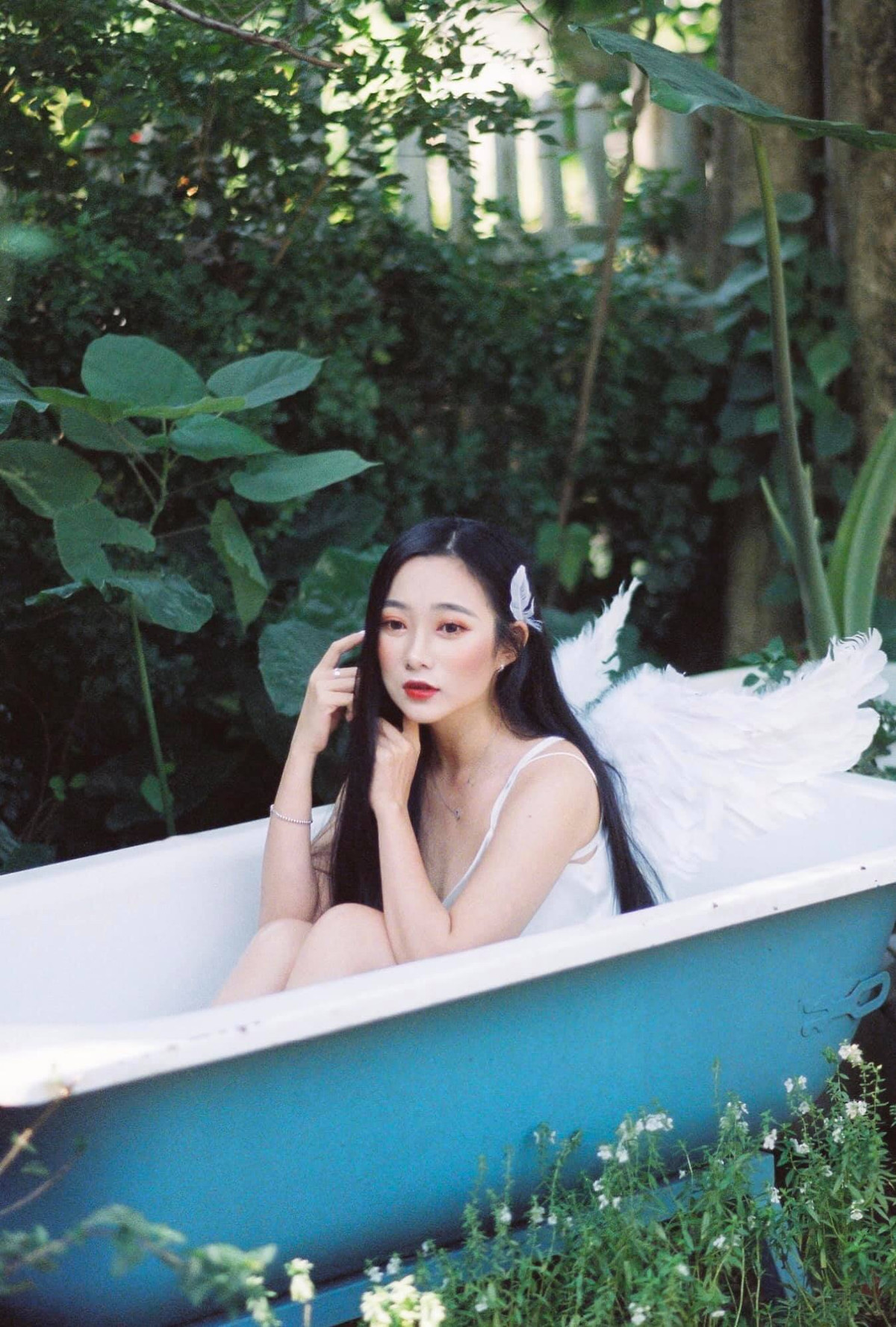 Lê Hà Phương (Nick name Tiêu Hạ, sinh năm 1995) sở hữu nhan sắc được nhiều người khen xinh như “nàng thơ”. Hiện tại, Hà Phương đang là cô giáo dạy học online tại Hà Nội.