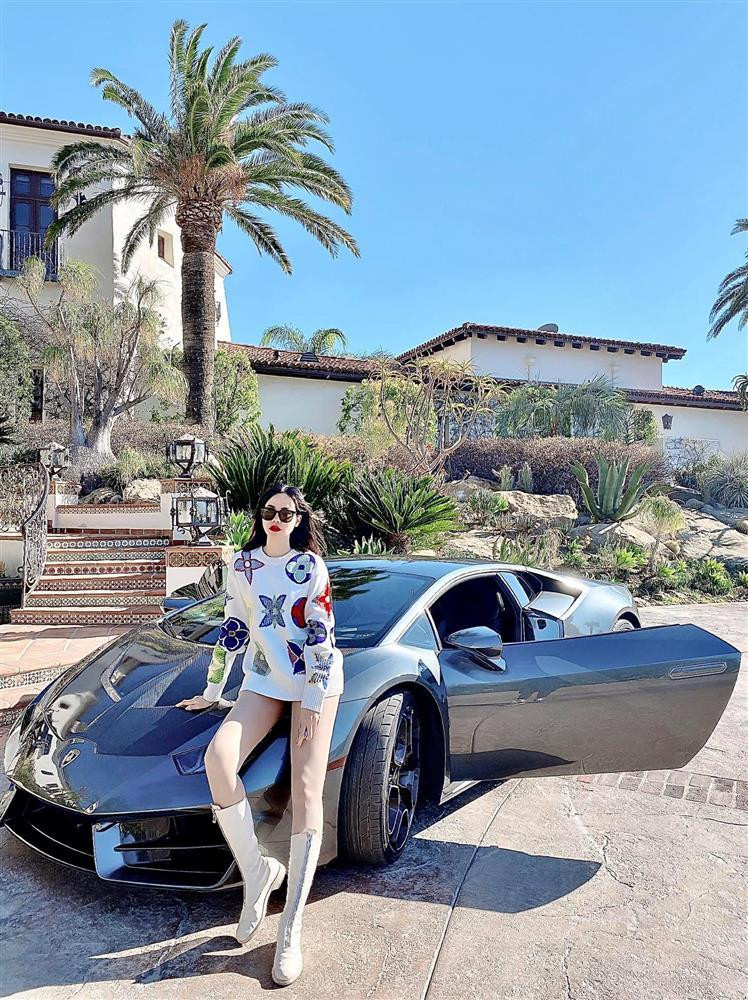 Có nhà vừa đẹp, vừa sang nên Đào Lan Phương thoái mái check-in, sống ảo mà chẳng cần phải đi đâu xa.