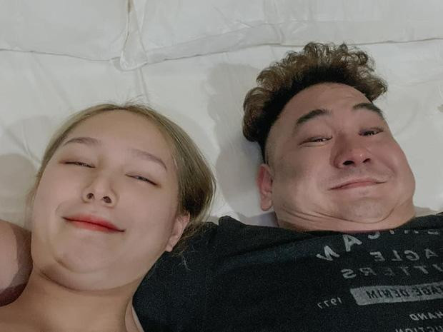 Trước câu hỏi này, gái xinh Sài thành thoải mái tiết lộ tật xấu của chồng thiếu gia, cô cho biết Xemesis "ngáy như sấm" nhưng giờ ngủ nhiều Xoài Non cũng thành quen.