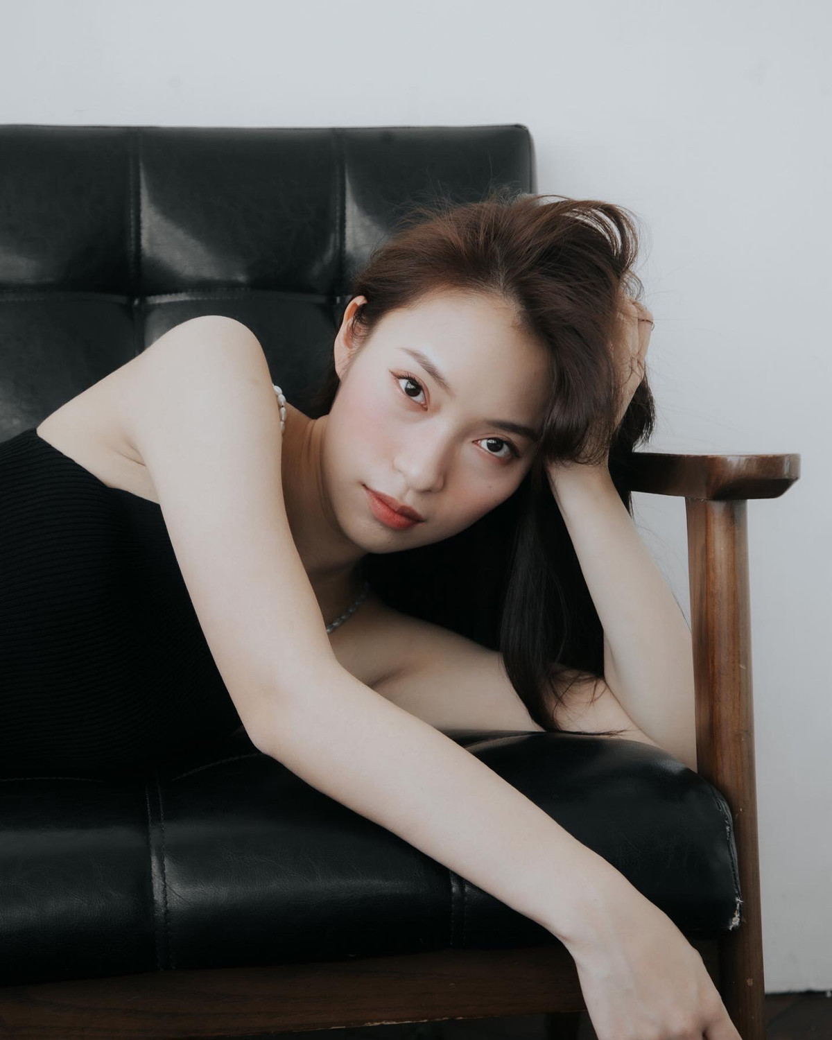 Cô nàng khiến nhiều người ngưỡng mộ khi tự sắm ô tô riêng cho bản thân và mua tặng cho bố mẹ một mảnh đất bằng thu nhập của mình. Ảnh: Tổng hợp