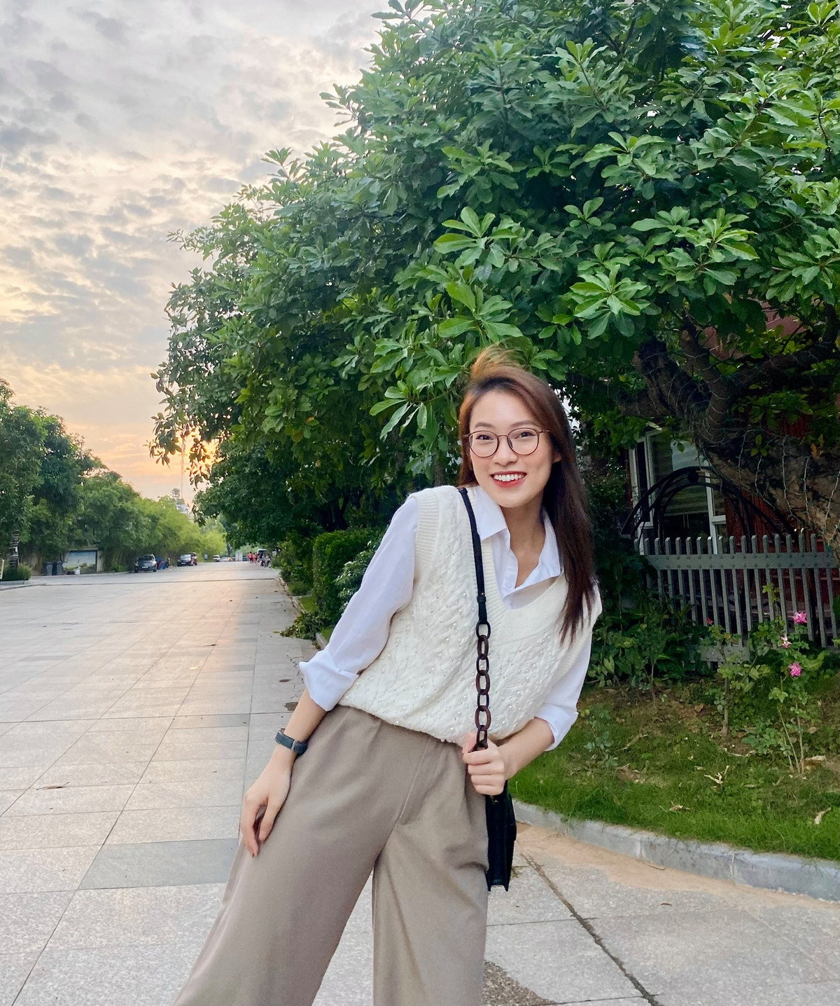 Lối dẫn của cô sinh viên Học viện Ngoại giao được khen tự nhiên, trẻ trung, năng động.