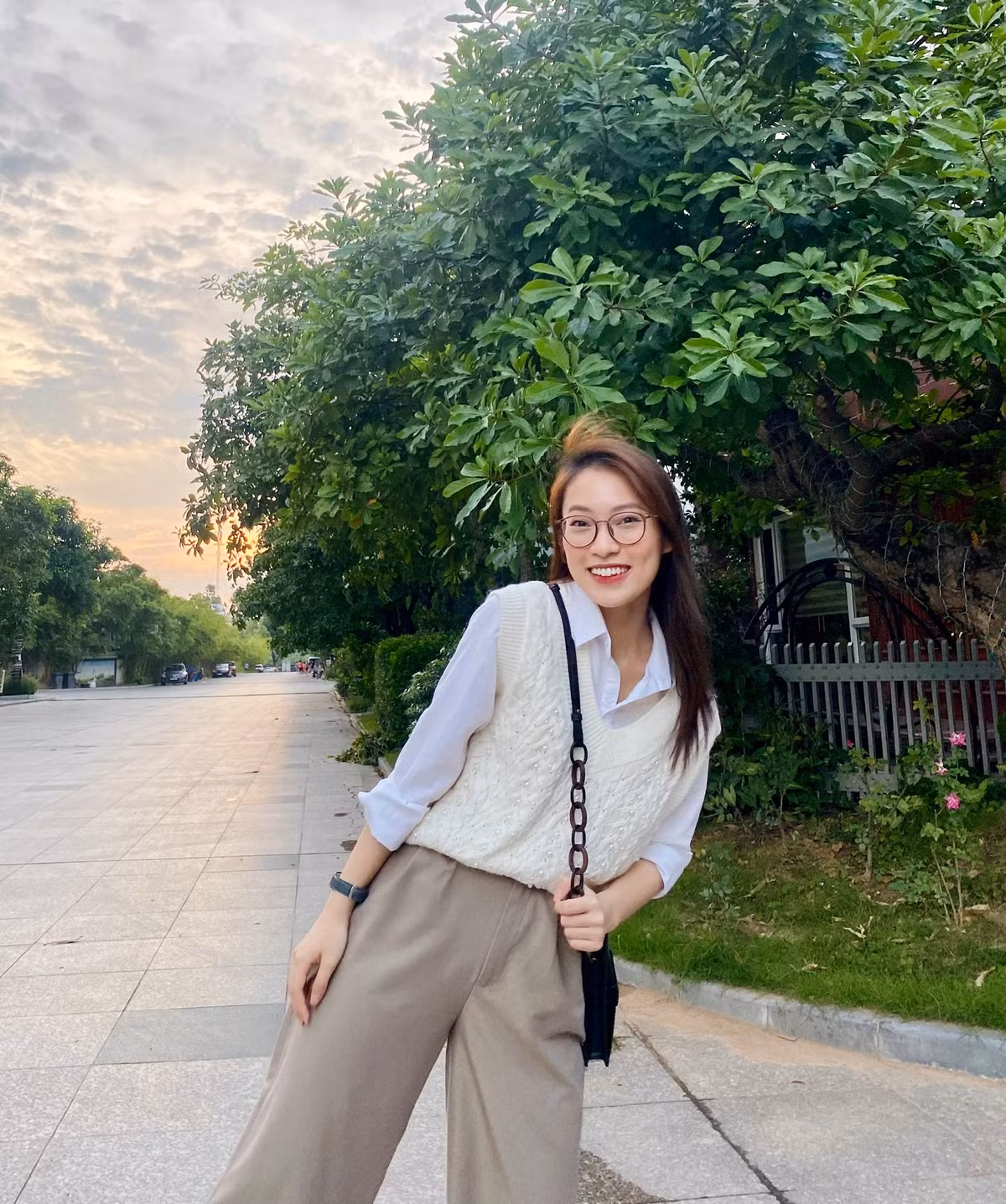 Lối dẫn của cô sinh viên Học viện Ngoại giao được khen tự nhiên, trẻ trung, năng động.