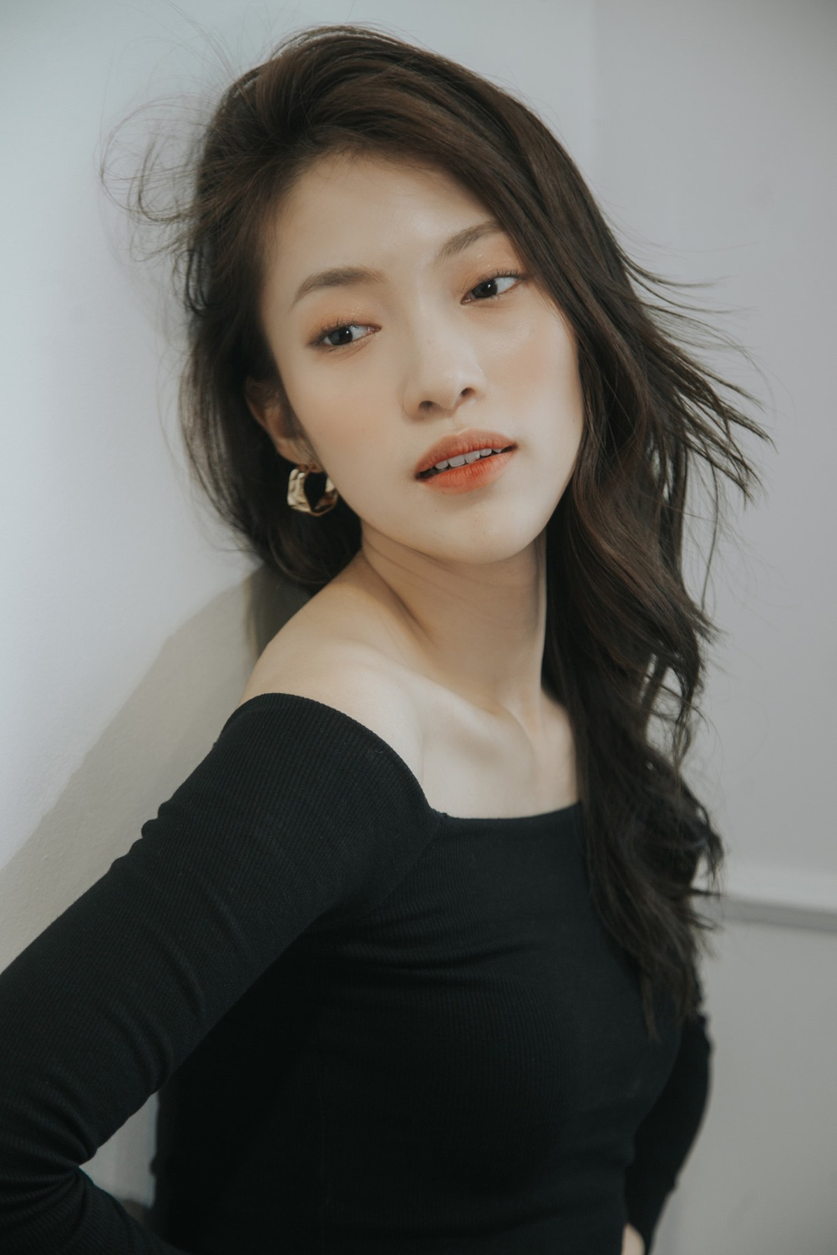 Trong một clip trên Youtube, hot girl xứ Nghệ cho biết năm 17 tuổi, cô được tuyển thẳng 4 trường đại học, thi đại học đạt 28.13, được học bổng toàn phần FPT nhưng đã chọn Học viện Ngoại giao.