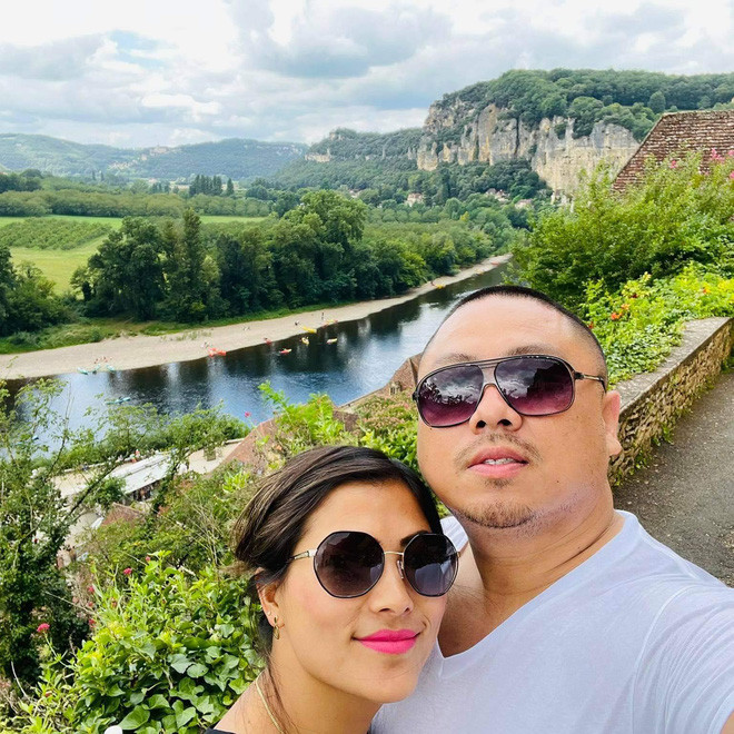 Theo thông tin trên trang cá nhân, Huseng Yang sinh sống và làm việc tại Mỹ, hiện là giám đốc của một công ty chuyển phát nhanh.