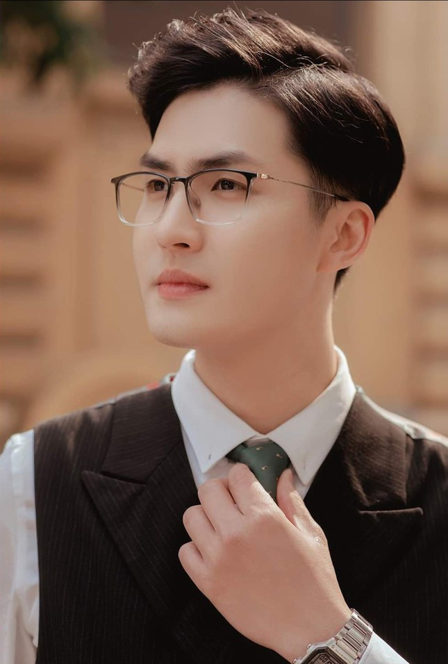 Được biết, thầy giáo điển trai này sở hữu cái tên khá đặc biệt: Nhữ Nguyễn Nguyên Trực (cựu Học viên trường Học viện Khoa học Quân sự). Không những sở hữu gương mặt hot boy và chiều cao ấn tượng, Nguyên Trực còn nổi tiếng trong trường với rất nhiều tài lẻ như: MC, mẫu ảnh, diễn xuất, dạy Toán và Tiếng Anh...