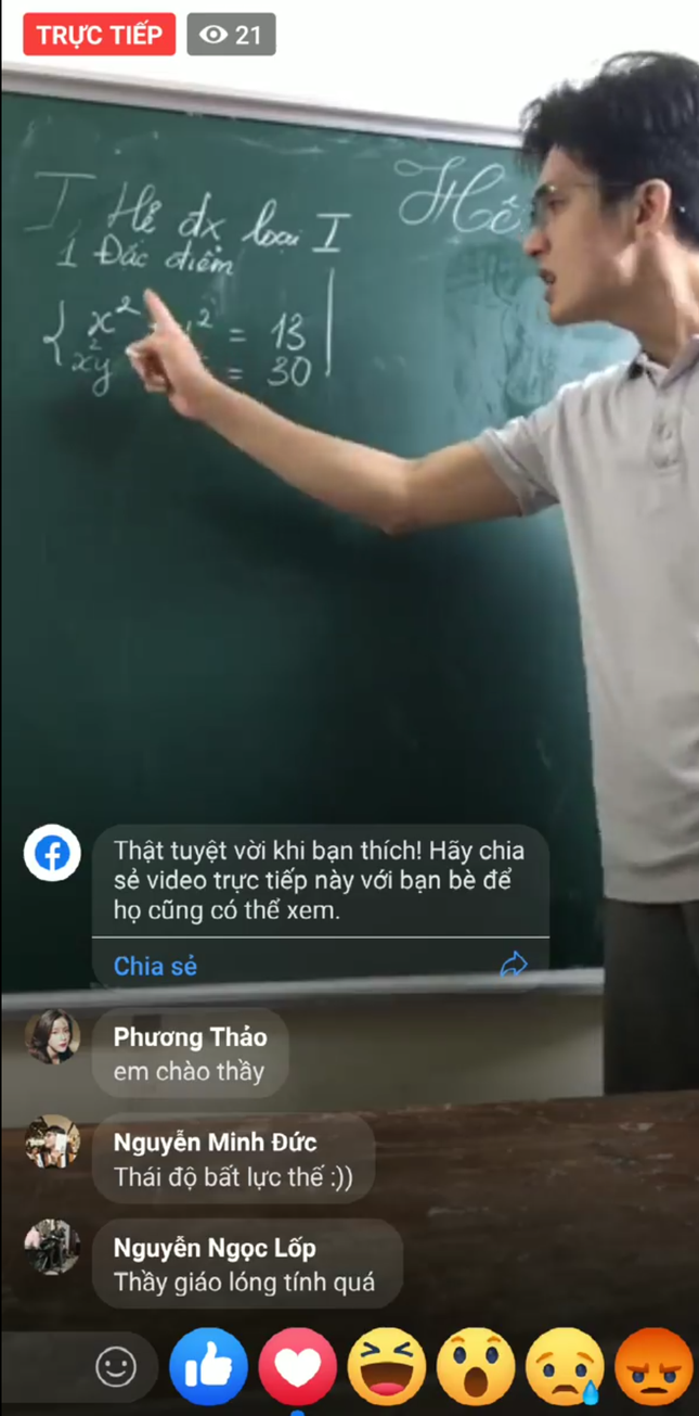 Phong cách giảng bài của thầy khá "gắt" nhưng góc nghiêng rồi chiếc cằm đẹp trai thế này thì hội chị em không có lý do để lười học.