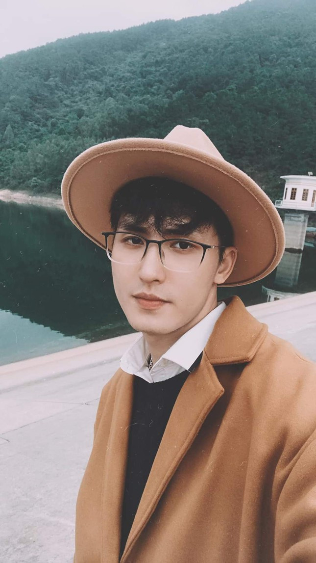 Được biết, anh chàng từng lọt vào chung kết cuộc thi tài sắc dành cho sinh viên iMiss Thăng Long 2018. Ảnh: Tổng hợp