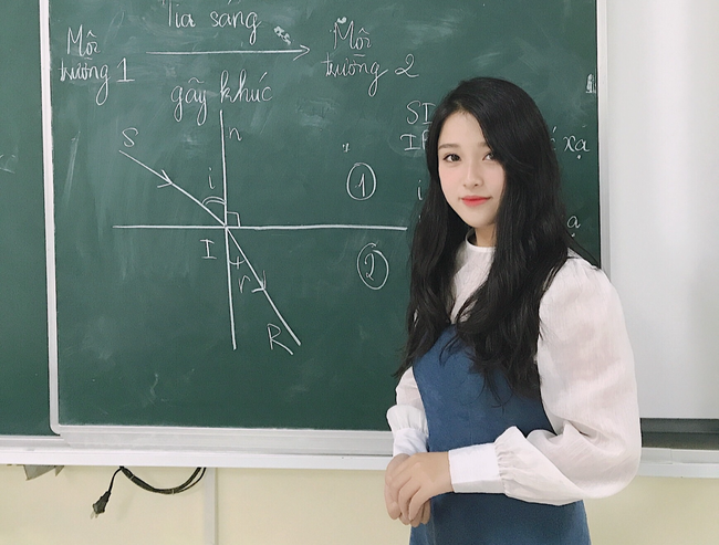 Sau cô giáo Minh Thu, cô giáo xinh đẹp có tên Thanh Nga cũng nổi đình đám sau buổi livestream dạy học môn Vật lý.