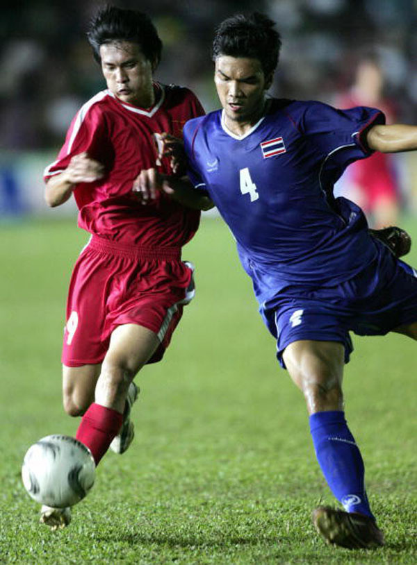Bàn thắng "bằng vàng" mang về chức vô địch AFF Suzuki Cup 2008 cho đội tuyển Việt Nam của Công Vinh đã đưa anh trở thành tiền đạo số 1 quốc gia, được nhiều CLB trong nước thậm chí nước ngoài nhòm ngó.