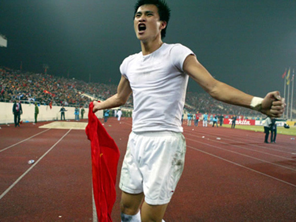 Bàn thắng "bằng vàng" của Công Vinh đưa Việt Nam lên ngôi vô địch AFF Suzuki Cup 2008.