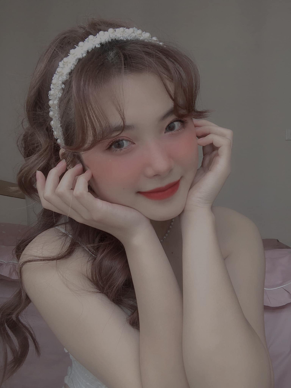 Làm mẫu ảnh, theo tiết lộ thu nhập của cô nàng cũng lên tới hàng chục triệu đồng/ tháng, số tiền này đủ trang trải cuộc sống và chi phí học tập tại trung tâm.