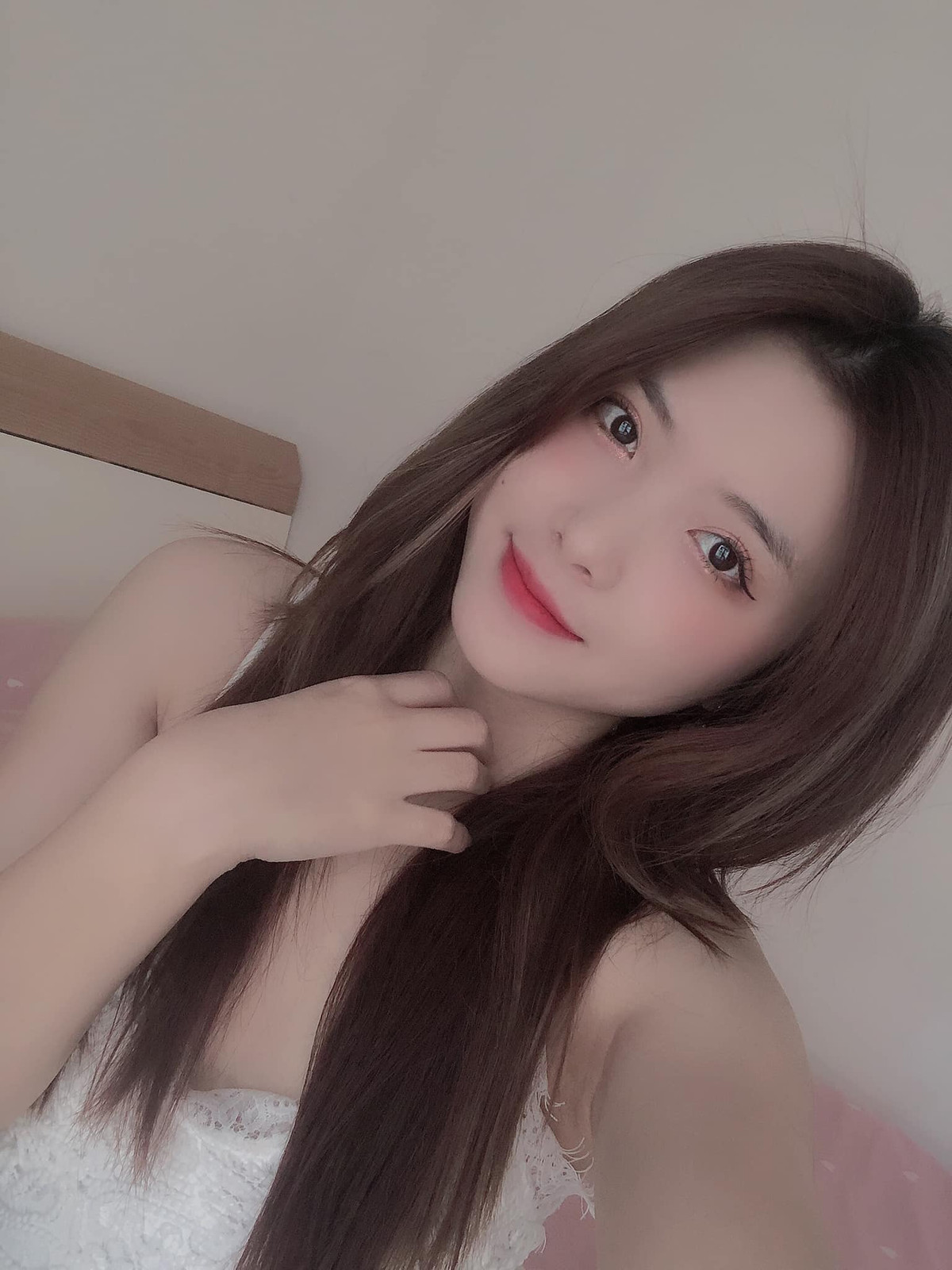 Hiện gái xinh Thái Nguyên này đang là một mẫu ảnh và học ngoại ngữ để chuẩn bị cho việc thi bằng phiên dịch tiếng Trung Quốc.