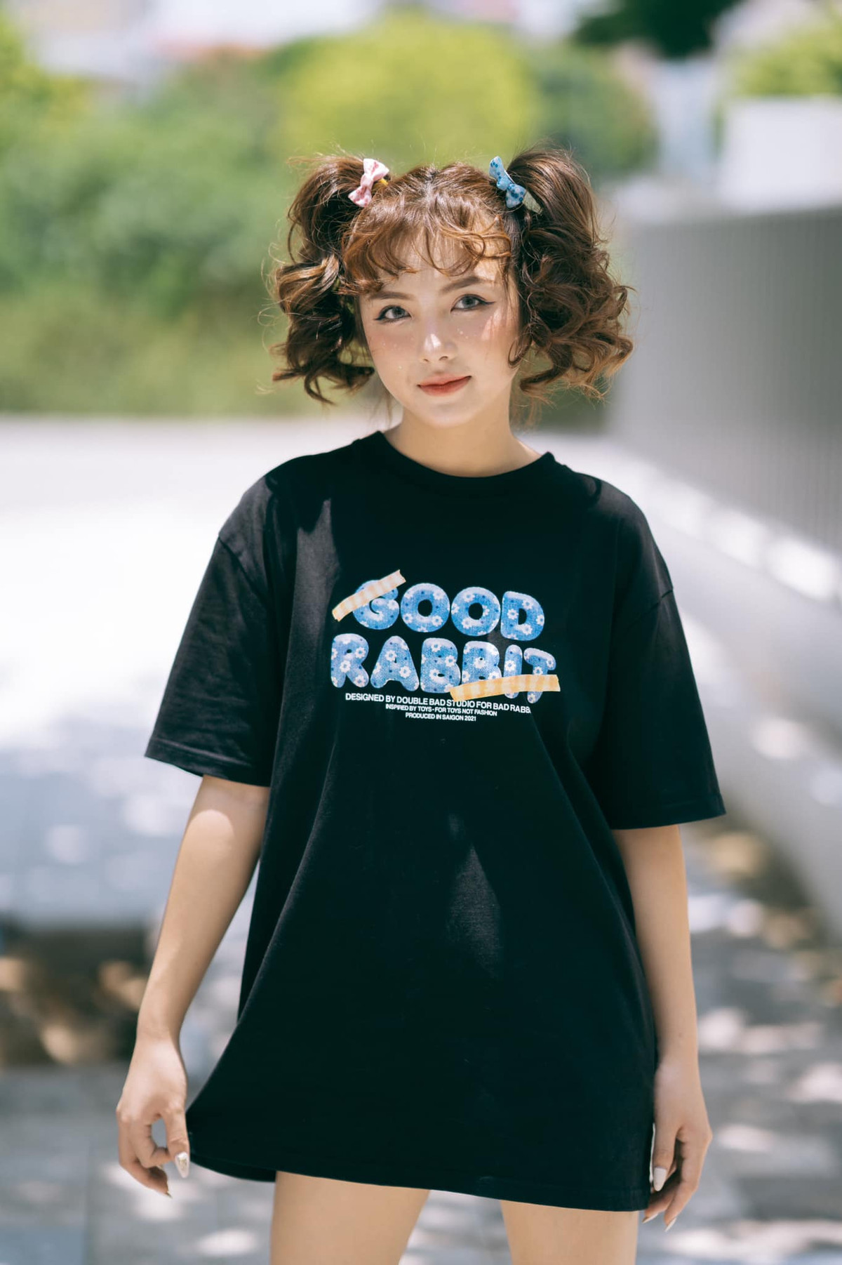 Từ khi học cấp 3 Nguyễn Thị Thêu đã bén duyên với nghề mẫu ảnh, lúc đó chỉ chụp cho vui sau đó đăng trên trang cá nhân facebook. Sau khi đăng tải, những hình ảnh đó nhận được rất nhiều lượt thích và chia sẻ, các tiệm ảnh hay những anh thợ chụp ảnh thường thuê mình làm mẫu, dần rồi cũng quen và được nhiều người biết đến hơn.