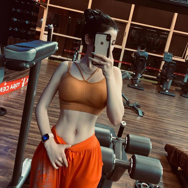 Trong khi hội chị em kêu trời vì tăng cân trong mùa dịch thì Chu Thanh Huyền vẫn sở hữu vòng 2 phẳng lì, nhỏ gọn.