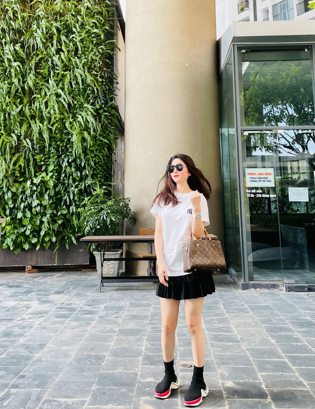 Thanh Huyền khá ít khi chia sẻ chi tiết về công việc mình đang làm. Tuy nhiên, theo những story từng được cô nàng đăng tải trước đó thì có vẻ như bạn gái Quang Hải hiện đang làm việc trong lĩnh vực kinh doanh và marketing.