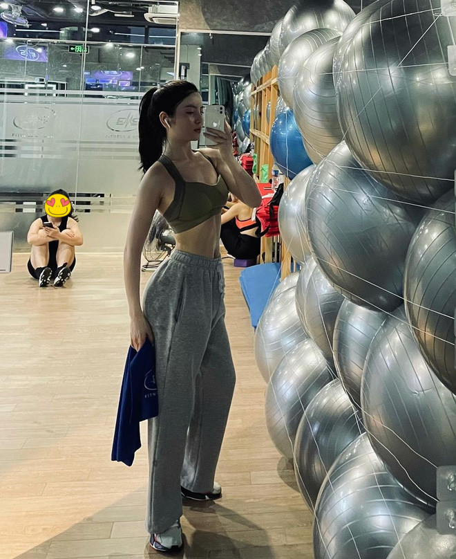 Trước đó, cô nàng rất chăm chỉ đăng ảnh bikini hoặc tập tành sương sương, để lộ vòng 3 căng đầy và cơ bụng số 11 cho thấy thành quả của việc tập luyện chăm chỉ.