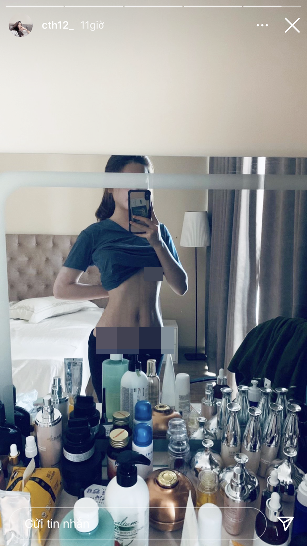 Trong hình ảnh gái xinh vén áo khoe vòng eo thon thả mà bao người ao ước. Không những thế, nhiều người còn chú ý đến đường chân ngực lấp ló của cô nàng.