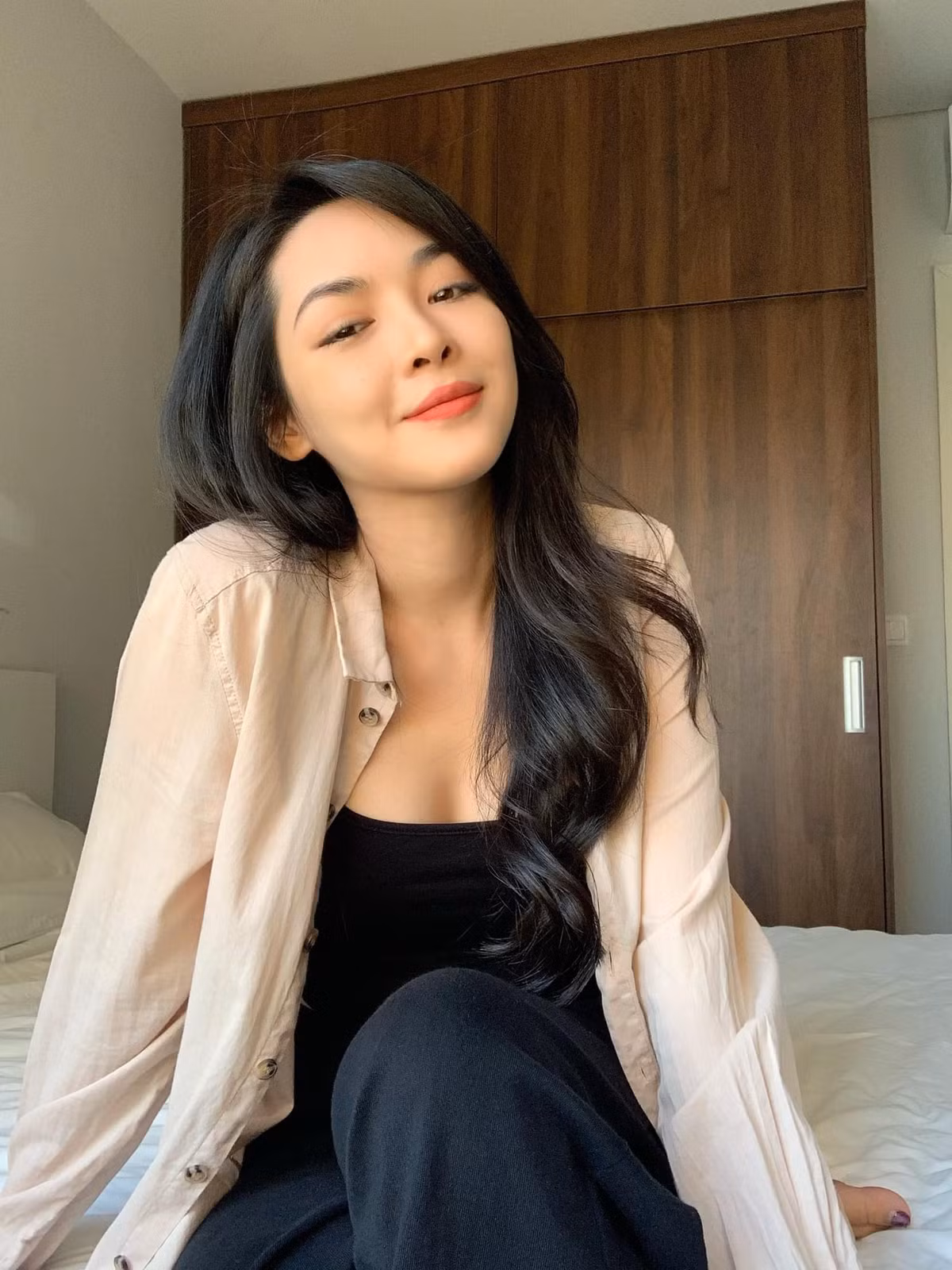 Cô nhận được gói tài trợ thẩm mỹ lên tới 1 tỷ đồng. Hiện tại, cô vô cùng xinh đẹp với diện mạo tự nhiên như chưa từng "dao kéo".