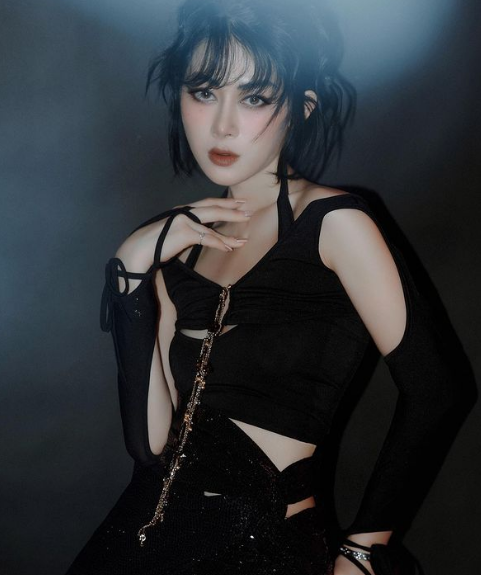 Hiện tại, Mai Sương sống và làm việc tại Hà Nội. Công việc chính của cô nàng là kinh doanh thời trang và làm mẫu ảnh.