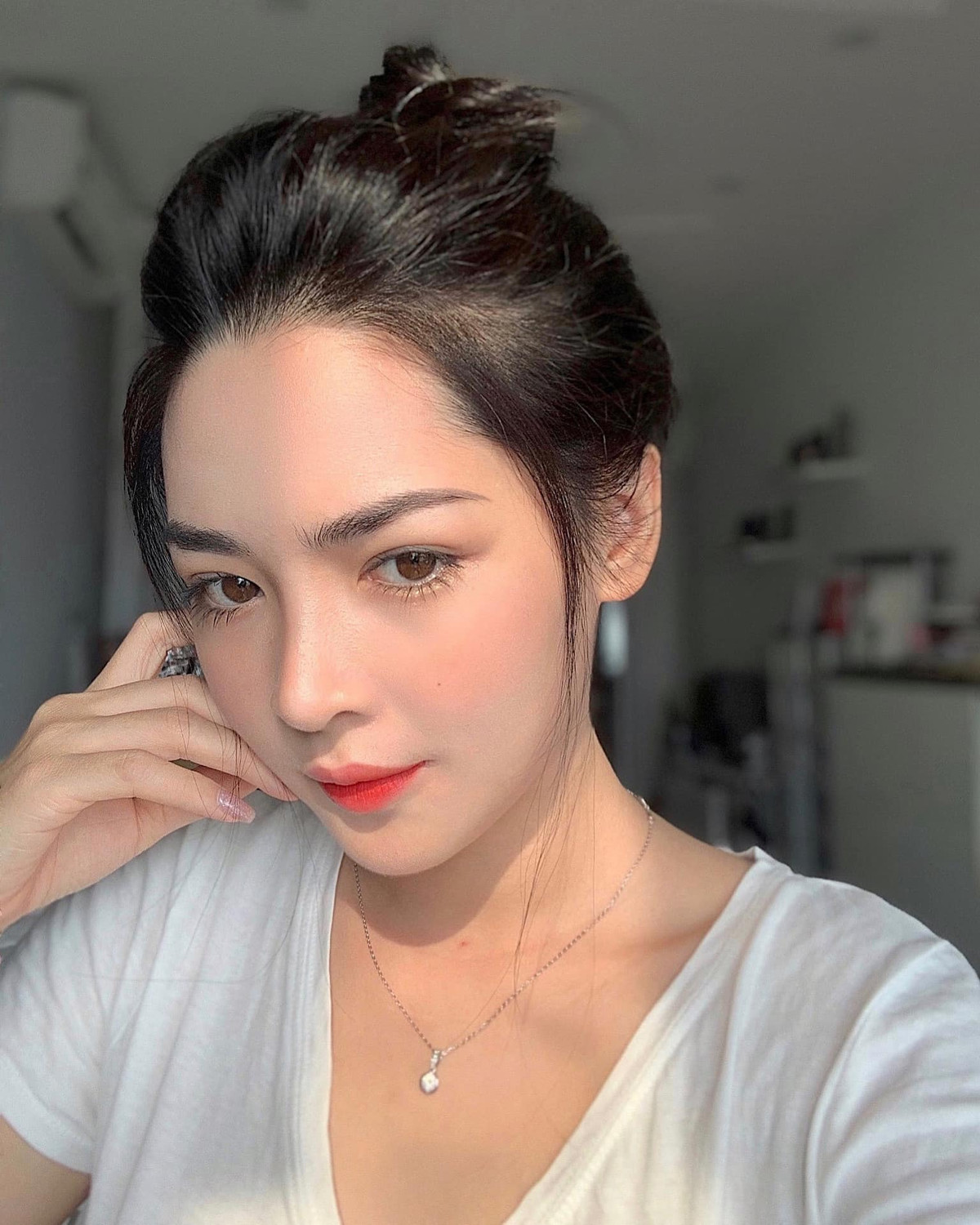 Vũ Thanh Quỳnh cho biết kênh của mình sẽ thực hiện những vlog đa dạng như chia sẻ về bí kíp trang điểm hằng ngày hay review một số nơi du lịch mà cô từng đi qua. Với hot girl thẩm mỹ, cô nàng cảm thấy rất thú vị với công việc này. Ảnh: FBNV