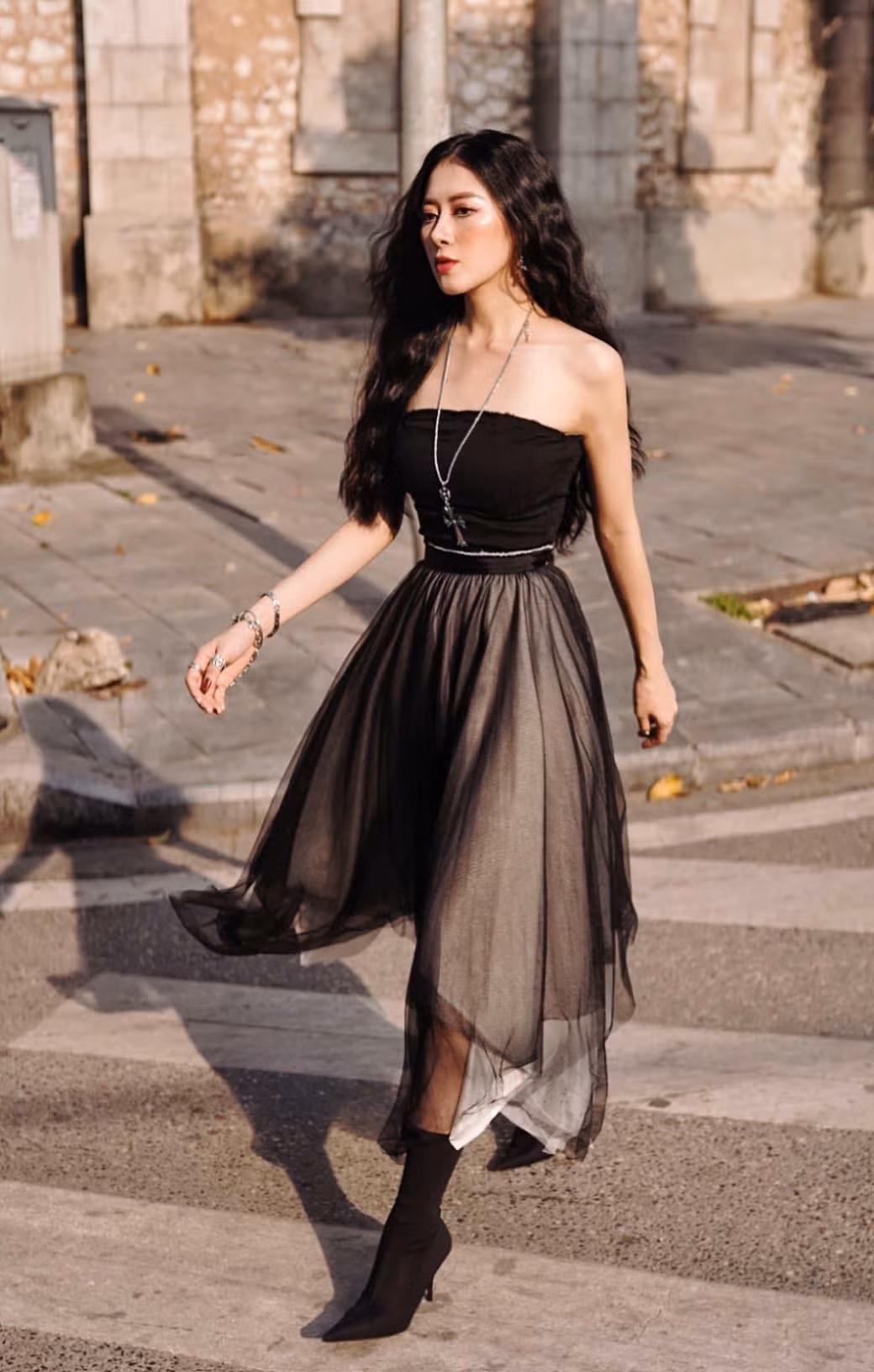 Cô nàng được khen ngợi nhờ nhan sắc xinh đẹp, vóc dáng gợi cảm.