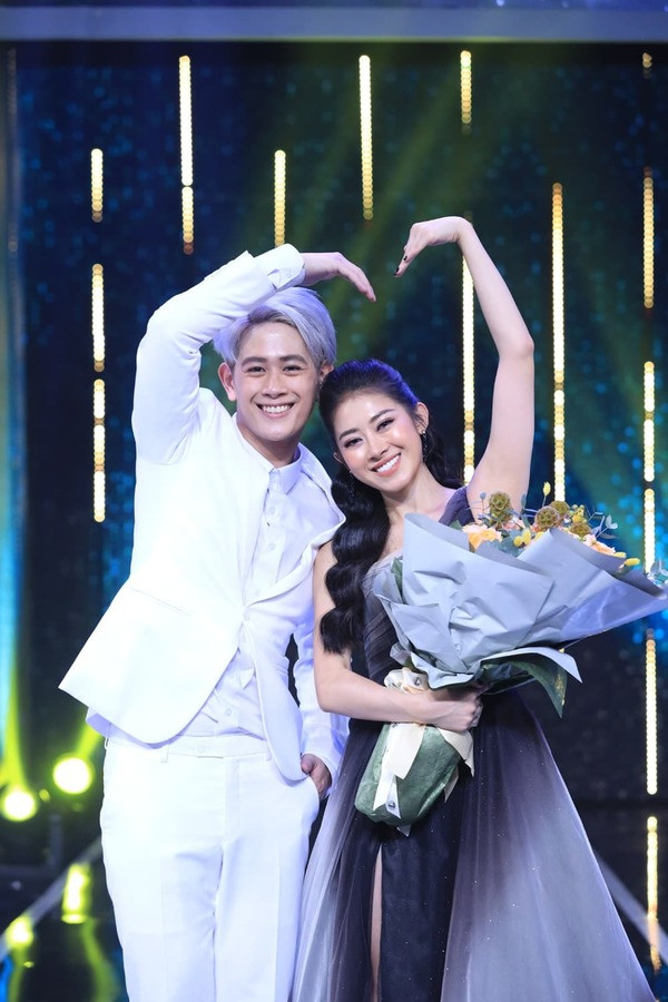 Từng có lần gái xinh Quảng Bình chia sẻ về sự cố phẫu thuật thẩm mỹ khiến cô bị teo cơ, giãn tĩnh mạch, "tiền mất tật mang".