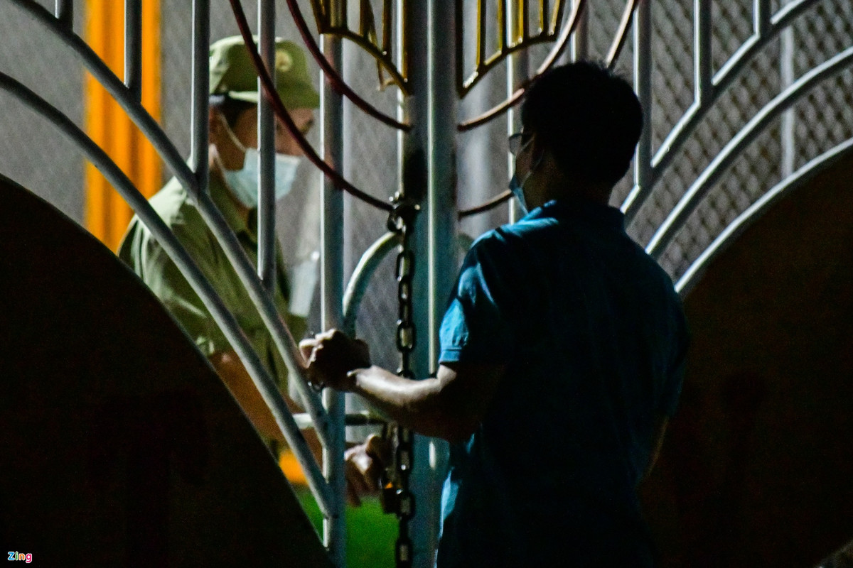 “Tổ trưởng dân phố lập danh sách số lượng người dân được tiêm, căn cứ vào đó, phường sẽ sắp xếp đủ vaccine. Trong đợt tiêm đầu tiên, phường Trung Văn được phân bổ 4.500 liều vaccine Vero Cell. Chúng tôi chia khung giờ để đảm bảo giãn cách. Khoảng 20 phút khi bắt đầu tiêm, khu vực ngoài cổng trường có xảy ra tình trạng đông đúc, tập trung đông người. Ngay sau đó, lực lượng chức năng đã tới để điều tiết”, ông Nguyễn Đắc Long, Chủ tịch UBND phường Trung Văn, cho biết.