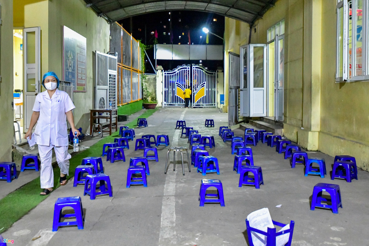 0h 12/9, buổi tiêm đầu tiên kết thúc. Bảo vệ trường tạm thời đóng cửa và thông báo tới người dân đến muộn, hẹn quay lại vào 7h hôm sau.