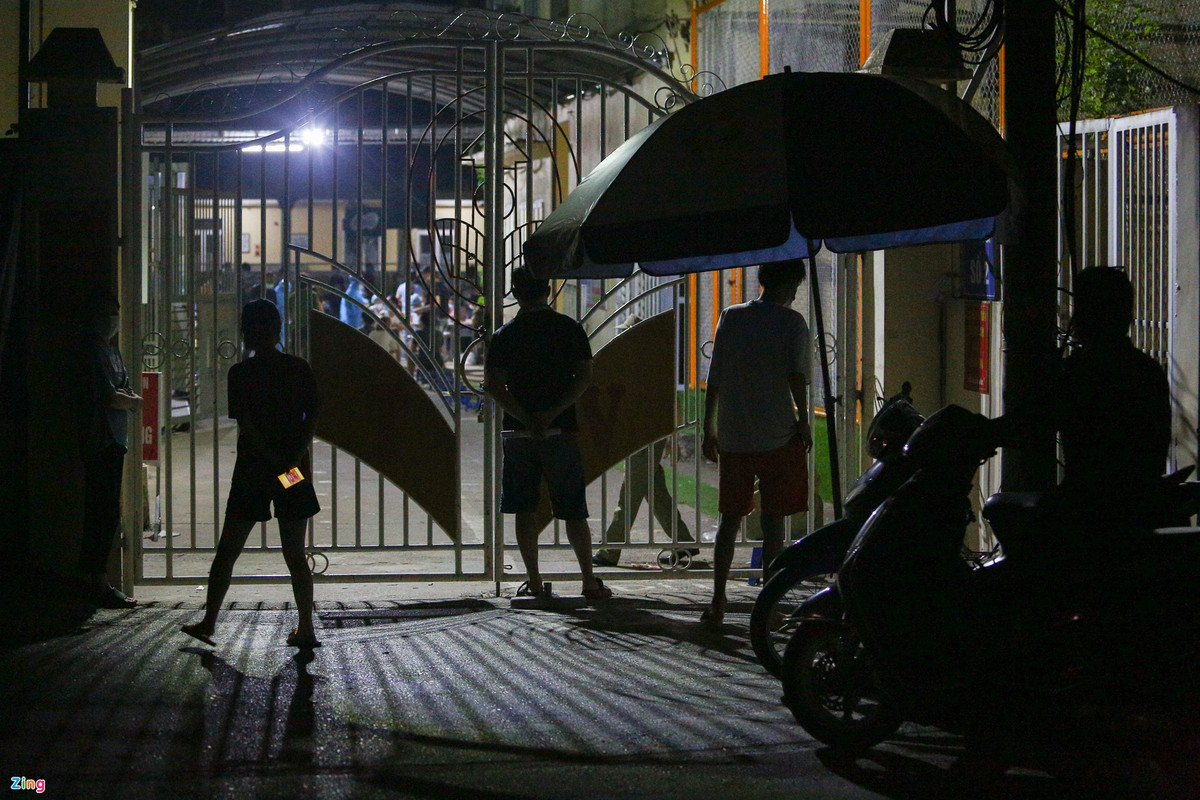 Công tác tiêm vaccine bắt đầu từ 21h. Một số người dân biết thông tin muộn, tới nơi thì thấy đóng cổng. “Bảo vệ tổ dân phố tạm đóng cổng ra vào nhằm tránh tập trung đông người trong khu vực tiêm. Tối nay, nhiều người không nằm trong danh sách đã đăng ký và không có thư mời nhưng khi biết thông tin họ vẫn tới điểm tiêm. Chính vì vậy, tình trạng tập trung đông đã xảy ra khoảng 20 phút đầu”, ông Long thông tin thêm.