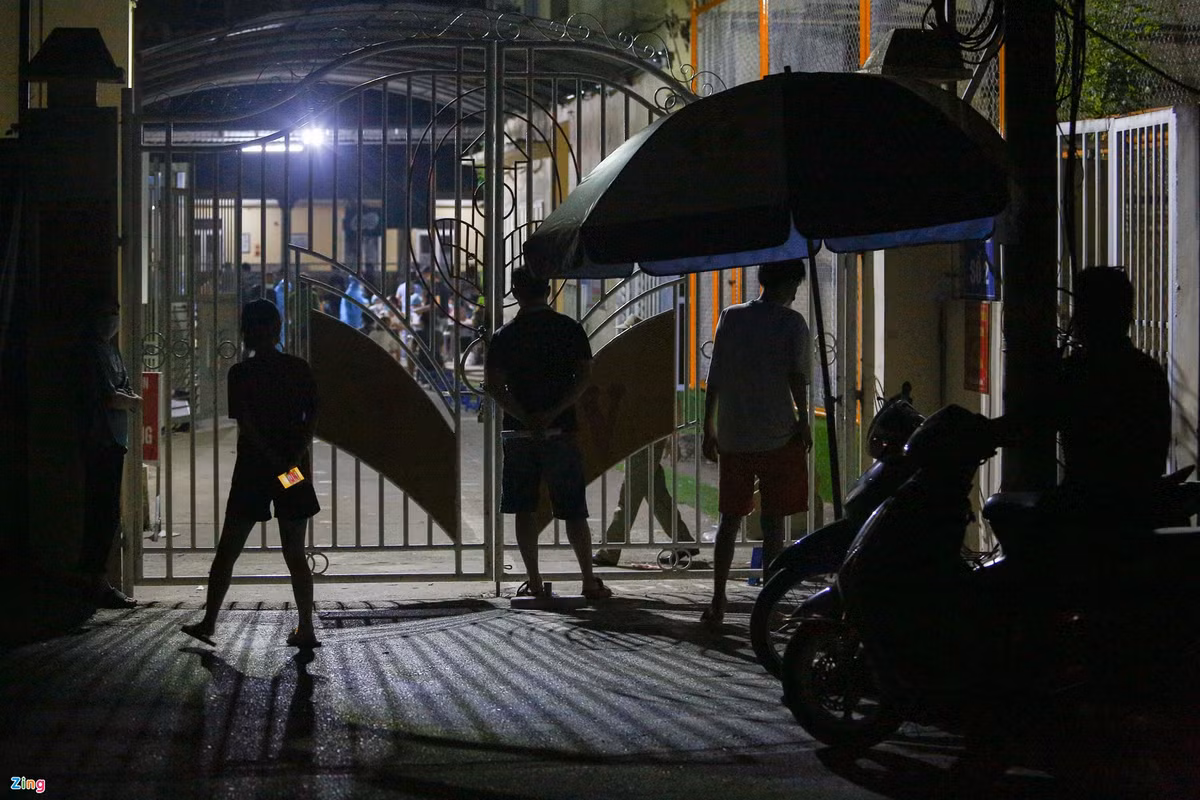 Công tác tiêm vaccine bắt đầu từ 21h. Một số người dân biết thông tin muộn, tới nơi thì thấy đóng cổng. “Bảo vệ tổ dân phố tạm đóng cổng ra vào nhằm tránh tập trung đông người trong khu vực tiêm. Tối nay, nhiều người không nằm trong danh sách đã đăng ký và không có thư mời nhưng khi biết thông tin họ vẫn tới điểm tiêm. Chính vì vậy, tình trạng tập trung đông đã xảy ra khoảng 20 phút đầu”, ông Long thông tin thêm.