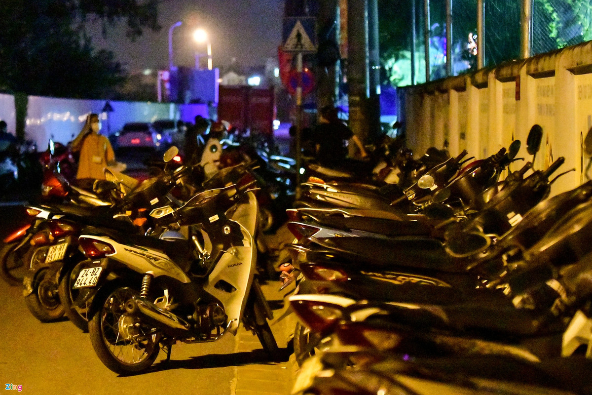 Xe máy của người dân tới điểm tiêm đỗ kín vỉa hè trường tiểu học.