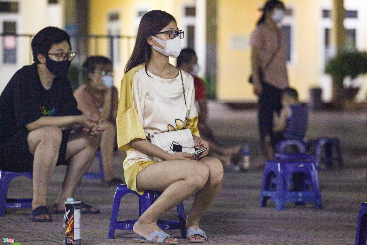 Phường Trung Văn là nơi tập trung nhiều nhà trọ. Ngoài người dân có hộ khẩu tại đây, các trường hợp tới tiêm còn là sinh viên và lao động ngoại tỉnh bị kẹt lại Hà Nội. Hoàng Thuỳ Linh (21 tuổi), sinh viên năm 3 một trường đại học ở Hà Nội, ngồi chờ giấy chứng nhận đã tiêm vaccine. “Dịch bệnh phức tạp khiến tôi không thể về quê. Khi nghe thông báo được tiêm, tôi thấy yên tâm hơn trong thời gian bị mắc kẹt tại đây”, cô chia sẻ.