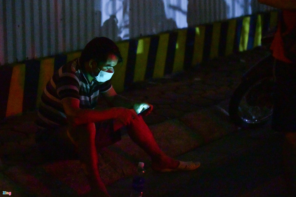 Anh Phạm Văn Phúc (tổ 2, phường Trung Văn) ngồi chờ người thân vào tiêm hơn 1 giờ. “Tôi đến đây lúc 10h, thời điểm đó khá đông, cũng có hơi sợ đông người dễ lây nhiễm nhưng lực lượng chức năng của phường đã giải quyết kịp thời”, anh Phúc nói.